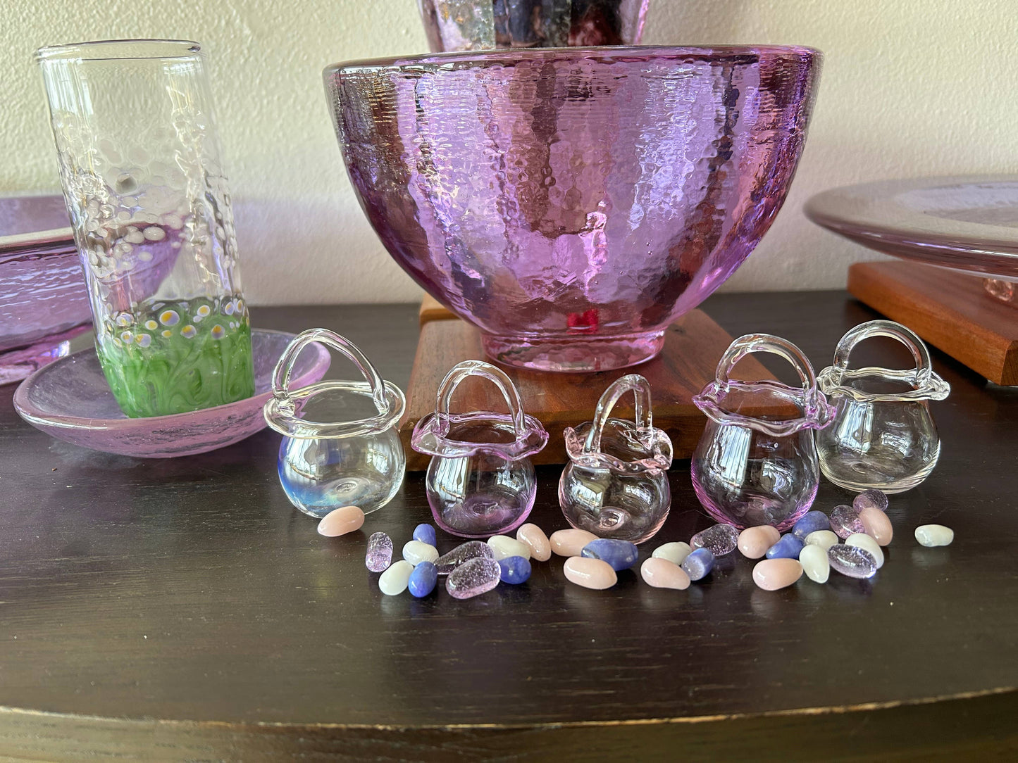 Glass miniature Basket with Eggs: Purple
